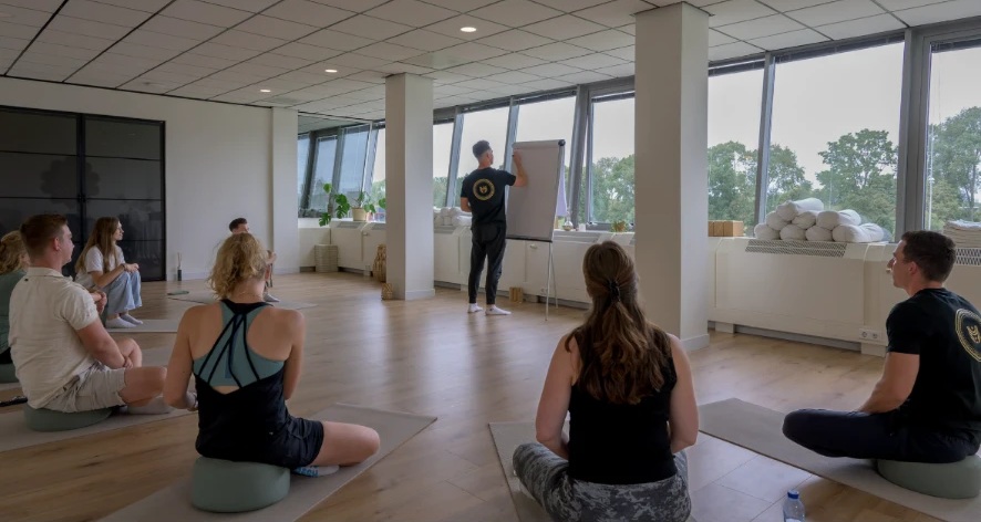 Coach begeleidt een training in de studio